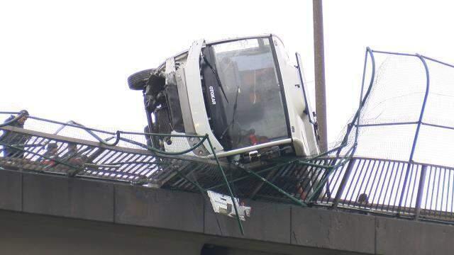 Viyadükte korku dolu anlar! Midibüs bariyerlerde asılı kaldı