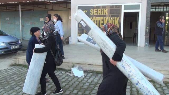 Görüntüler Antalya'dan! İndirimi duyan vatandaşlar mağaza önünde birbirini ezdi