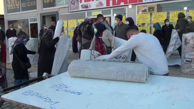 Görüntüler Antalya'dan! İndirimi duyan vatandaşlar mağaza önünde birbirini ezdi