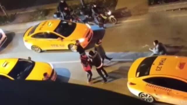 Esenyurt'ta taksiciler Afrikalı bir yolcuyu yerde dakikalarca tekmeledi! O anlar kameraya saniye saniye yansıdı
