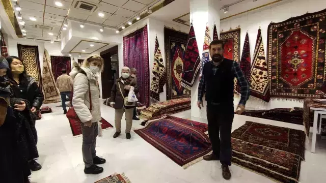 Belediye başkanı olduğunu kimse anlamıyor, il il gezip ilçesinin halılarını tanıtıyor