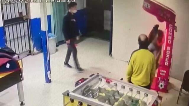 Oyun makinesine tekme atmak isterken duvarı deldi