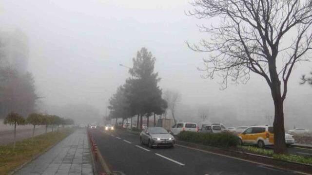 Diyarbakır'da etkili olan sis nedeniyle göz gözü görmüyor