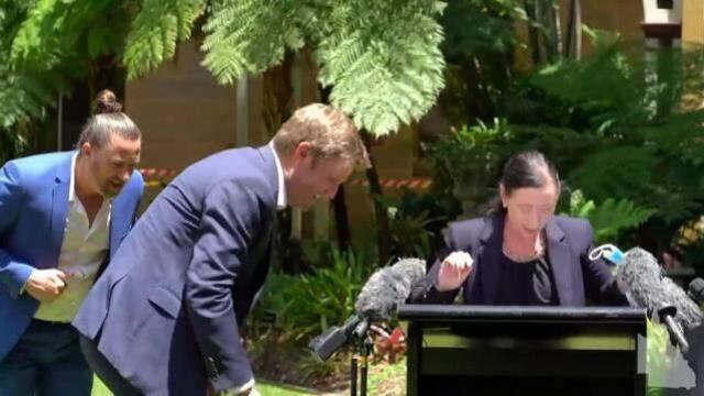 Bakanın üzerine tırmanan örümcek basın toplantısını böldü: Lütfen üzerimden alın