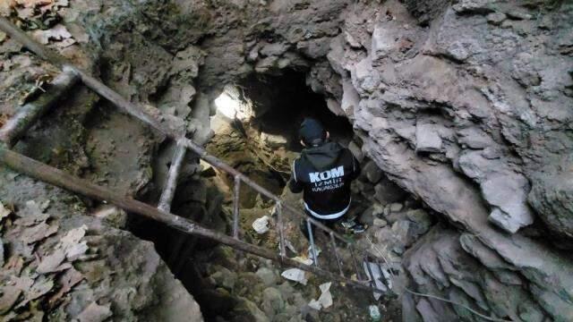 Türk defineciler son kazmayı vurduktan sonra çığlık çığlığa sevindi! Yer altındaki oda hemen korumaya alındı