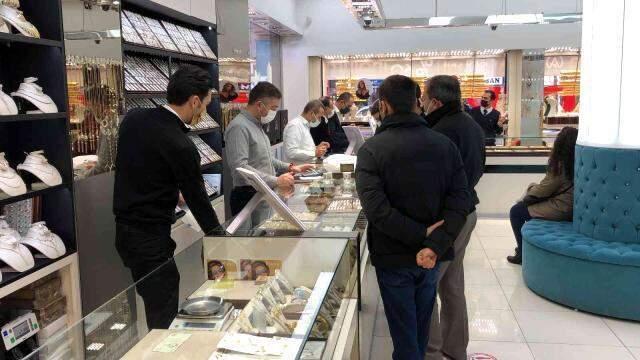 Dolarla birlikte altın fiyatları da çakıldı, vatandaşlar bu sabah soluğu kuyumcularda aldı