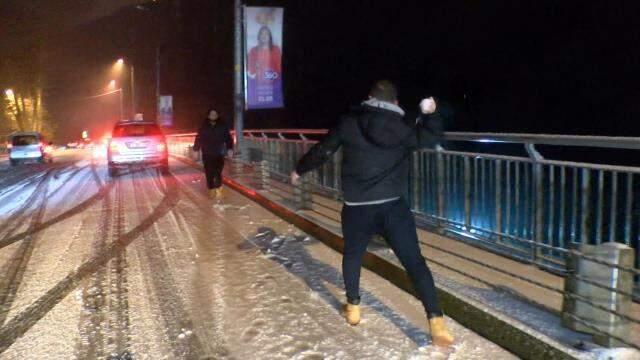 Sarıyer'de kar yağışı etkili oluyor! Her yer beyaza büründü, sürücüler zor anlar yaşadı