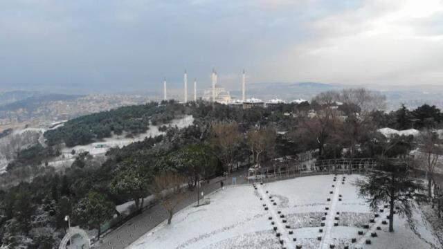 Meteoroloji'nin uyarılarının ardından İstanbul'da kar yağışı etkili oldu! İlçelerden kartpostallık görüntüler yağıyor