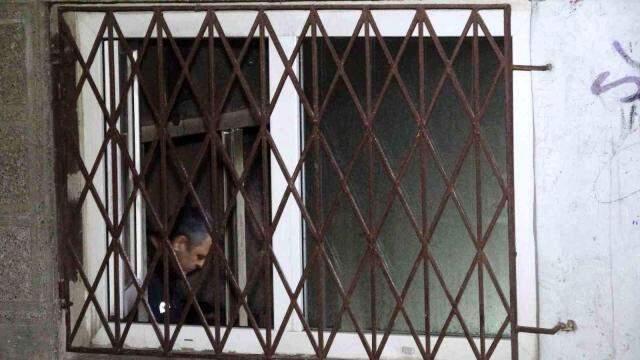 6 çocuğunun gözleri önünde karısını bıçaklayarak öldüren cani koca evi de ateşe verdi