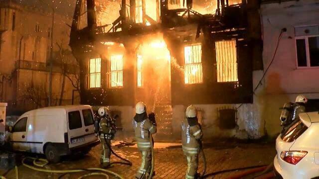 Beyoğlu'nda can pazarı! Alev topuna dönen binada mahsur kalan kadın, pencereden atlayarak kurtuldu