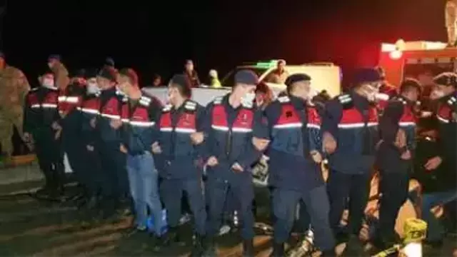 Hızla gelen araç tırın altına girdi! Can pazarının yaşandığı kaza kamerada