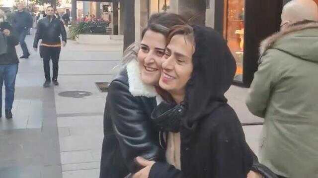 Maskesiz dolaşan Yıldız Tilbe, kadın hayranı kendisini öpmeye çalışınca ne yapacağını bilemedi