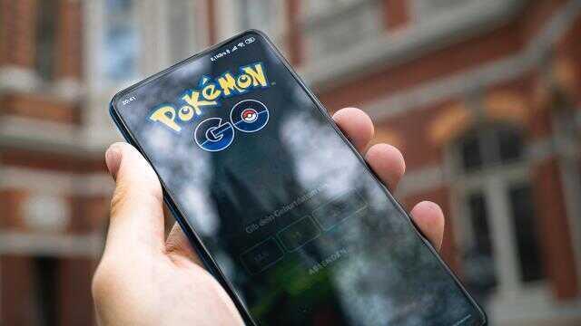 Oyun oynarken soygunu görmezden gelen polis memurlarının işine son verildi