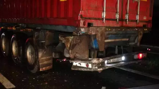 2 tır ve 1 kamyonet birbirine girdi, yakıt deposu patladı! Zincirleme kazada faciadan dönüldü