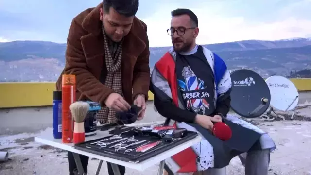 Yer Türkiye: Dünyasının en saçma binasına dünyasının 18. katında muhabiri tıraş ettiler