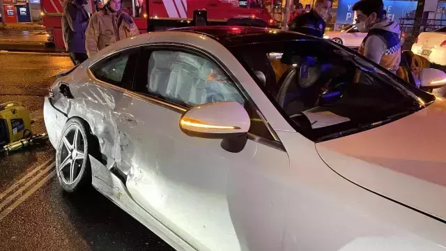 İstanbul'un göbeğinde feci kaza! 5 kişi yaralandı, lüks otomobilde sıkışan kadın güçlükle kurtarıldı