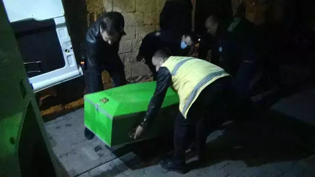 Kötü kokular cinayeti ortaya çıkardı! Yalnız yaşayan kişi televizyon kablosuyla boğulmuş