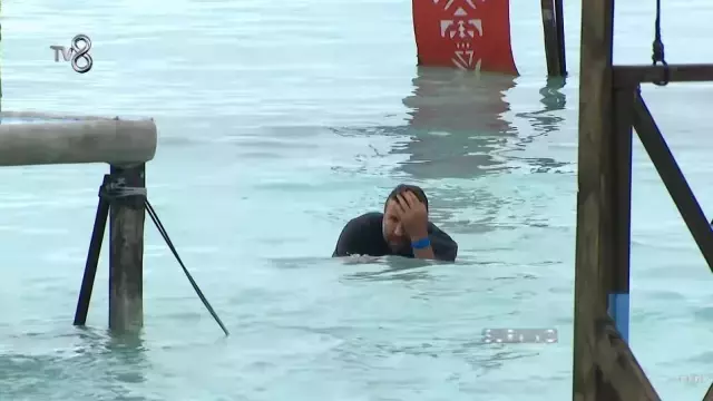 Survivor'da korkutan kaza! Parkurdan kopan makara Hikmet'in kaşına isabet etti