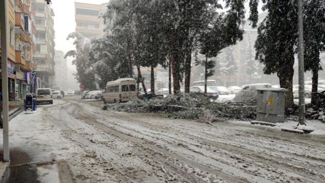 54 yıl sonra bir ilk gerçekleşti! 50 santimetreyi bulan kar Gaziantep'te hayatı felç etti