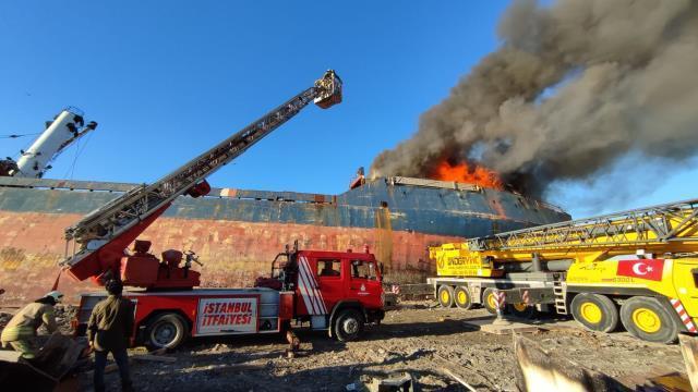 Kartal açıklarında karaya oturan gemide yangın çıktı! Bölgeye itfaiye ekipleri sevk edildi