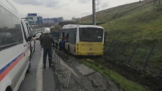 İstanbul'da İETT otobüsü yoldan çıktı: Camları kırarak yolcuları çıkardılar, 5 yaralı var
