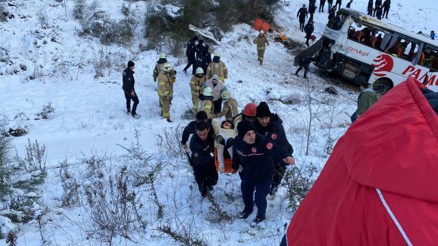 3 kişinin can verdiği Kuzey Marmara Otoyolu'ndaki kazadan ilk görüntüler