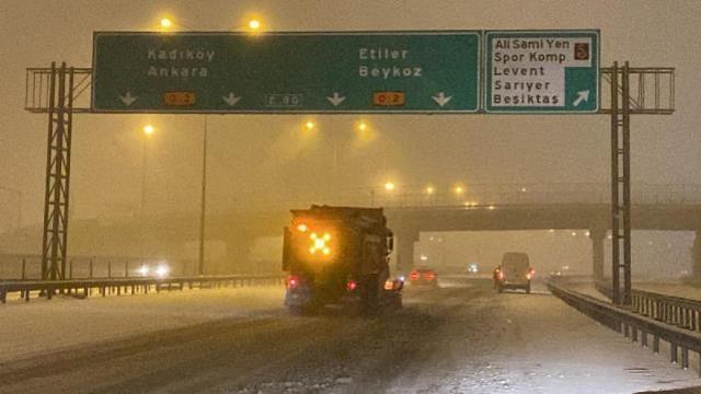 Meteoroloji 23 Ocak tarihli raporunu yayımladı! Kar yağışıyla beyaza bürünen İstanbul ve Ankara için art arda uyarılar geldi