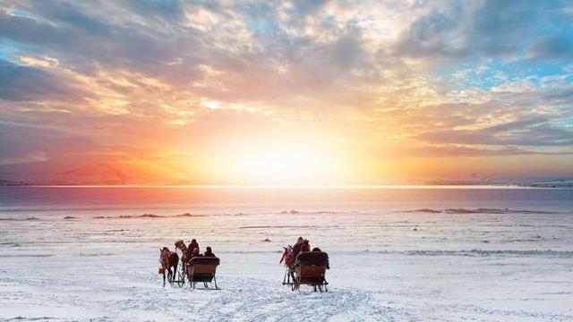 Milli sporcu İklim Şentunalı'dan Çıldır Gölü üzerinde buz pateni gösterisi