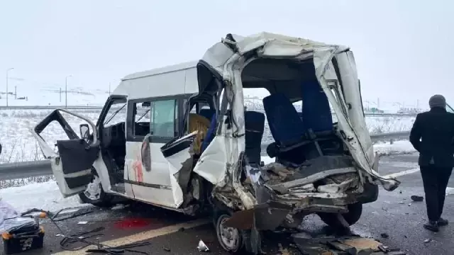 Katliam gibi kaza! Tır, minibüse arkadan çarptı; 2'si çocuk 3 kişi hayatını kaybetti