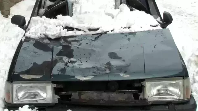 Tavanına kar kütlesi düşen araç pert oldu! O anlar kamerada