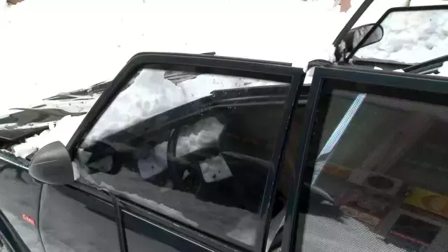 Tavanına kar kütlesi düşen araç pert oldu! O anlar kamerada