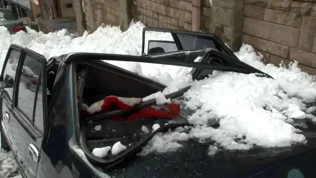 Tavanına kar kütlesi düşen araç pert oldu! O anlar kamerada