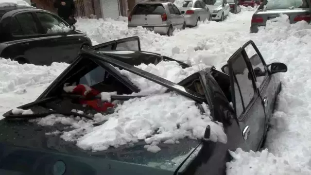 Tavanına kar kütlesi düşen araç pert oldu! O anlar kamerada