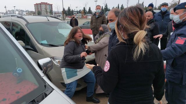 Genç kız hastane bahçesindeki araçların yolunu kesip olay çıkarttı