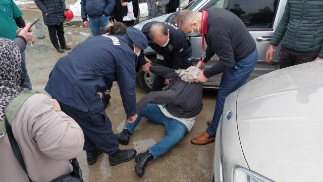 Genç kız hastane bahçesindeki araçların yolunu kesip olay çıkarttı