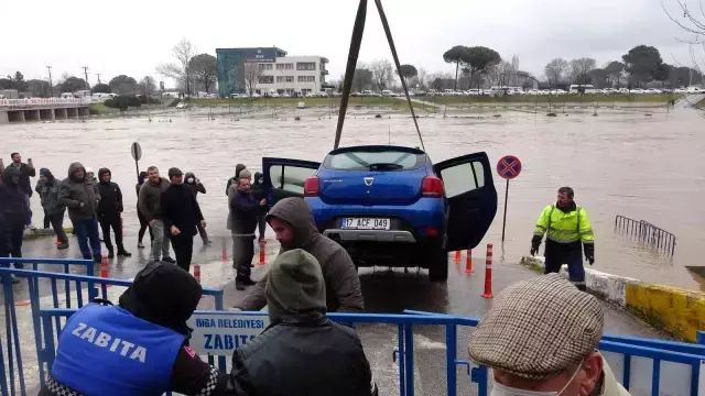 Son dakika haberi | Biga'da sel sularına kapılan araçlar kurtarılıyor