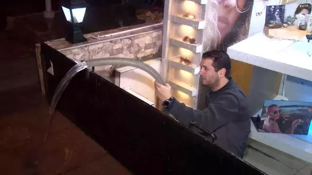 İzmir'i sağanak vurdu: Ev ve iş yerlerini su bastı, yol çöktü