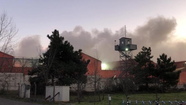 Son Dakika: Ümraniye T tipi cezaevinde yangın! Olay yerine çok sayıda itfaiye ekibi sevk edildi