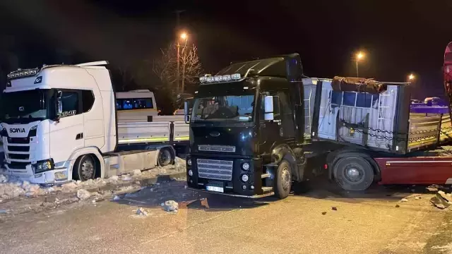 Buzlanma beraberinde kaza getirdi! Düzce'de 25 araç birbirine girdi