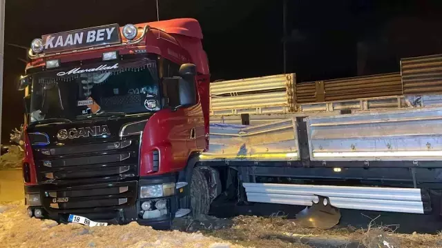 Buzlanma beraberinde kaza getirdi! Düzce'de 25 araç birbirine girdi