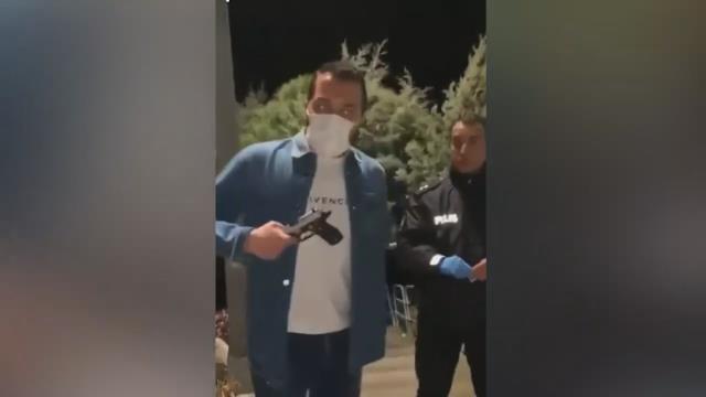 Elindeki silahı sallayarak polislere tepki gösteren Gökhan Göz'den ilk açıklama: Özür dilerim