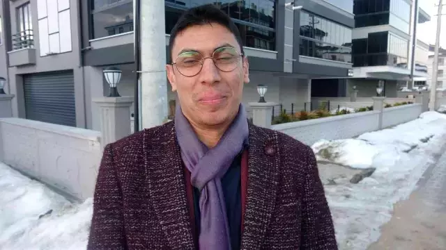 Kızıyla oynayan baba kafasını hava kaldırınca bilinmeyen cisimle karşılaştı, hemen telefonuna sarıldı