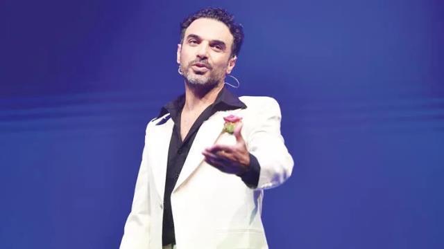 Oyuncu Uğur Aslan konser verdi, halay kuyruğu ünlü geçidine döndü