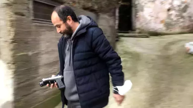 Çocuk parkında dehşet...Kendilerine saldıran Pitbull köpekleri tabancayla öldürdüler