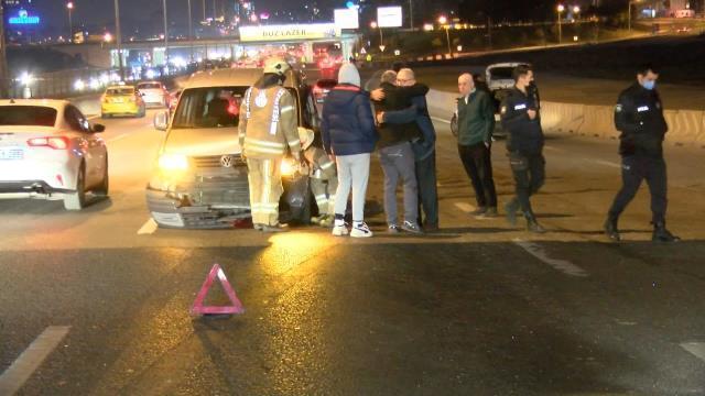 Kadıköy'de zincirleme kaza! 2 kişi araç içerisinde sıkıştı, trafik durma noktasına geldi