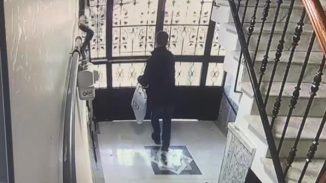 Defalarca hırsızlık yaptığı binada kendi fotoğrafını gören hırsızın yaptığı pes dedirtti