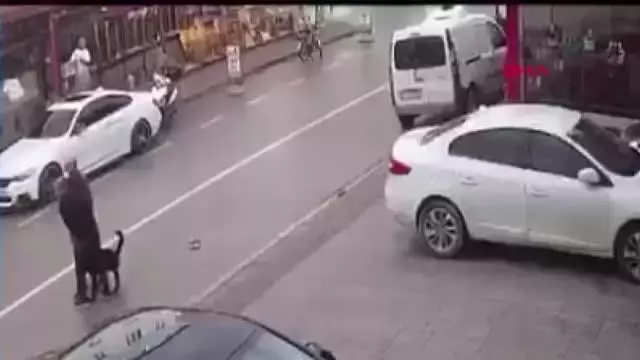 Vicdansız anne kamerada! Köpeğin saldırısına uğrayan kadın çocuğunu bırakıp kaçtı