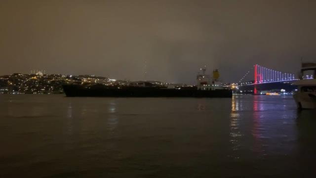 İstanbul Boğazı'nda korku dolu anlar! Dev gemi kıyıya çarpmak üzereyken durabildi