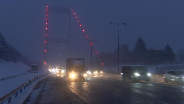 Kar yağışı İstanbul'da etkisini artırdı, sürücüler ilerlemekte güçlük çekti