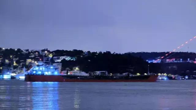 Rusya'da 6 bin 99 ton ayçiçek yağı getiren gemi, İstanbul Boğazı'na ulaştı